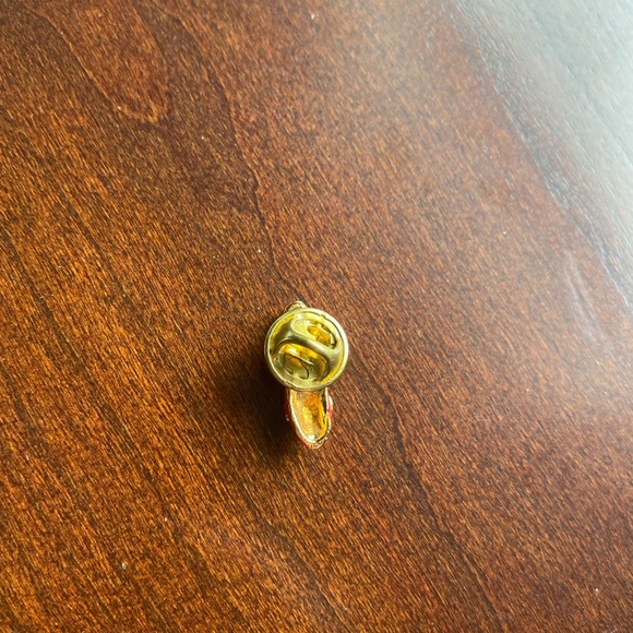 Dorothy’s Ruby Slipper Wizard of Oz Collector’s Pin - Picture 3 of 3